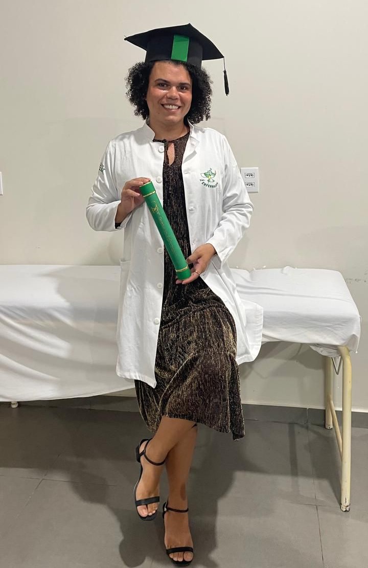 Adri Nunes segurando o canudo de formatura — símbolo de disciplina e conquista