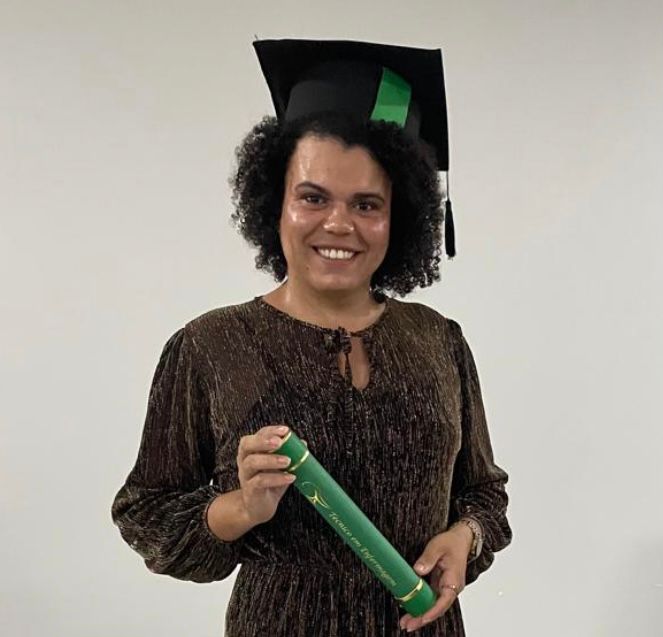 Retrato da colunista Adri Nunes